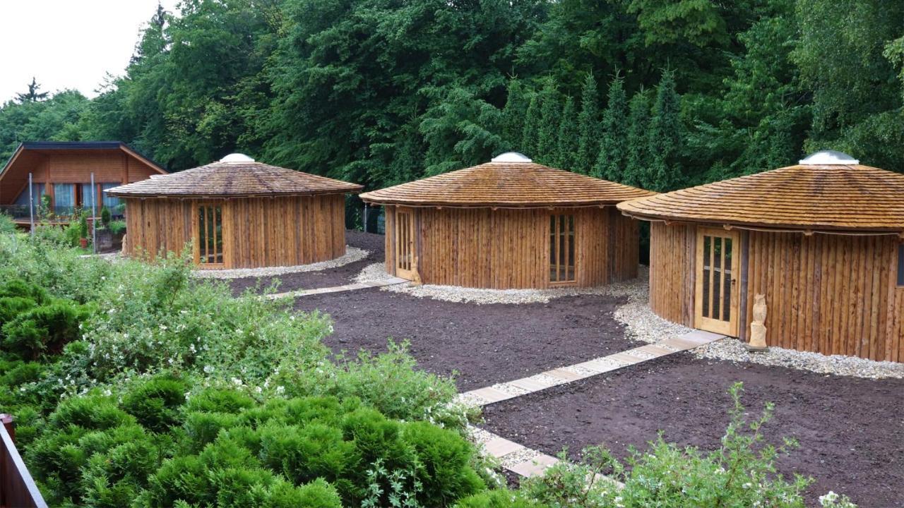Glamp V Hluboké - Yurts&Wooden Houses Vsetín Buitenkant foto
