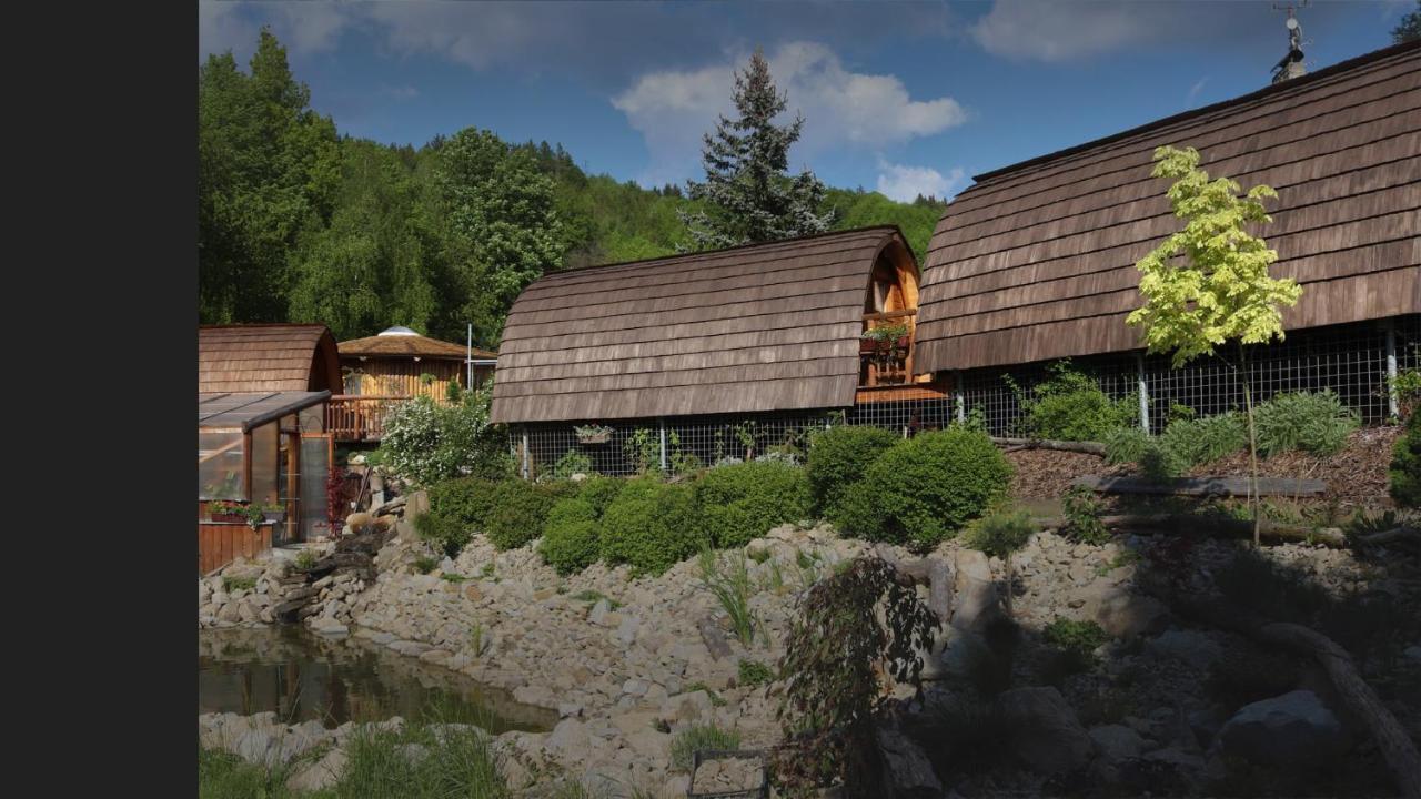 Glamp V Hluboké - Yurts&Wooden Houses Vsetín Buitenkant foto