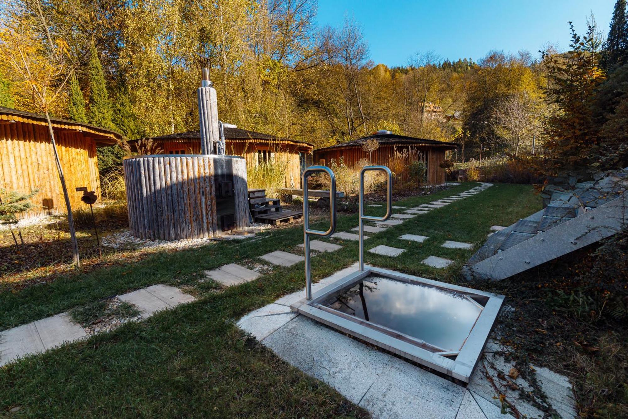 Glamp V Hluboké - Yurts&Wooden Houses Vsetín Buitenkant foto