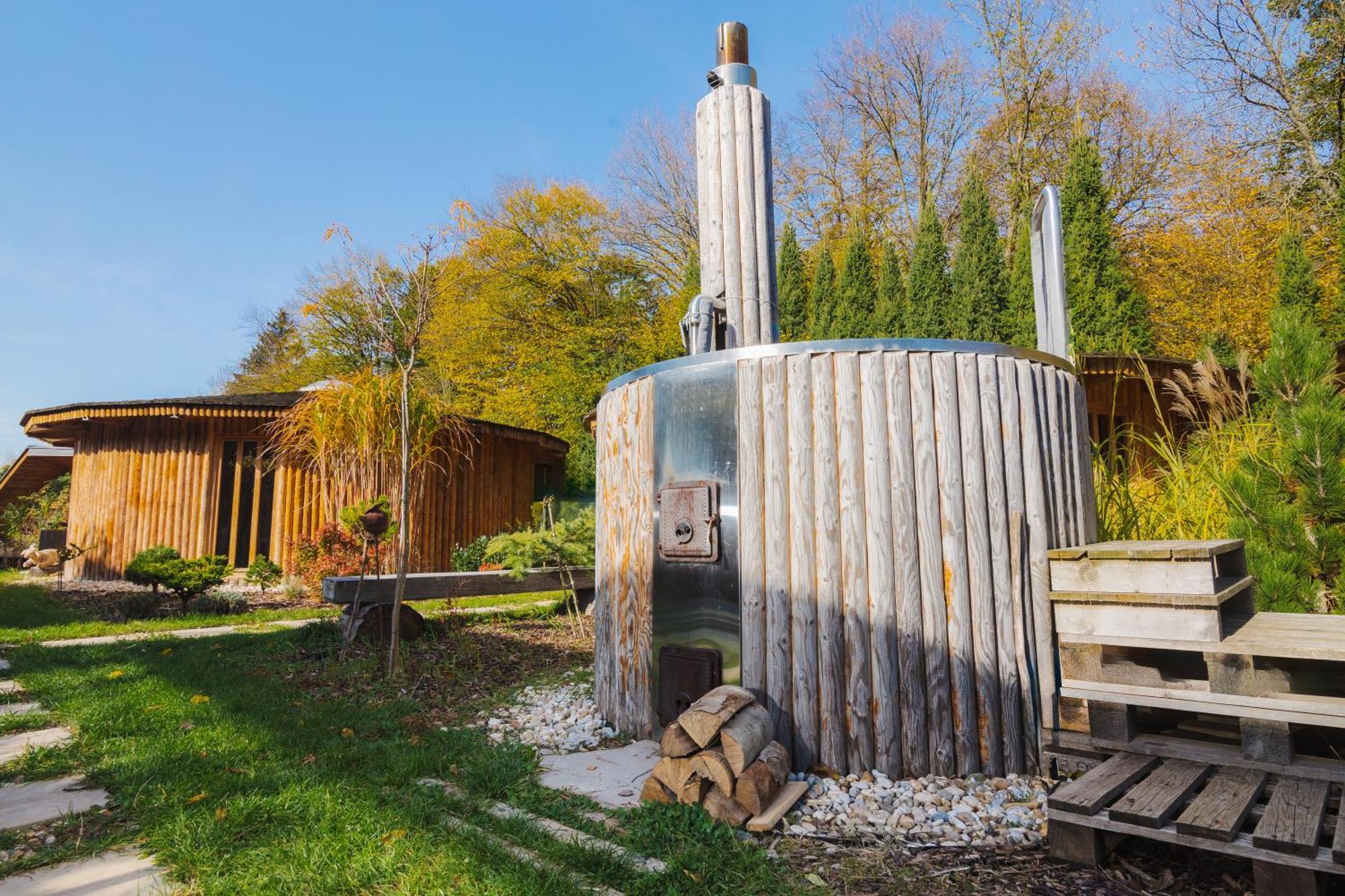 Glamp V Hluboké - Yurts&Wooden Houses Vsetín Buitenkant foto