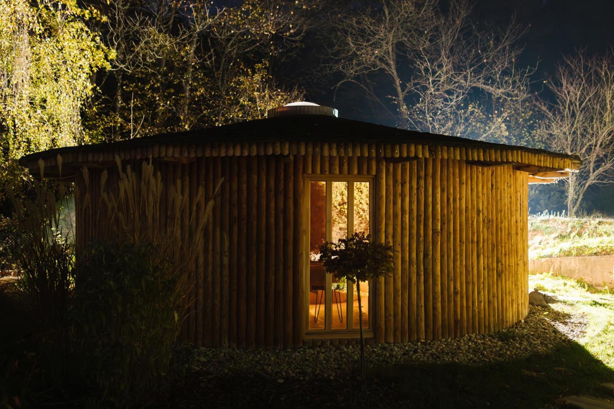 Glamp V Hluboké - Yurts&Wooden Houses Vsetín Buitenkant foto